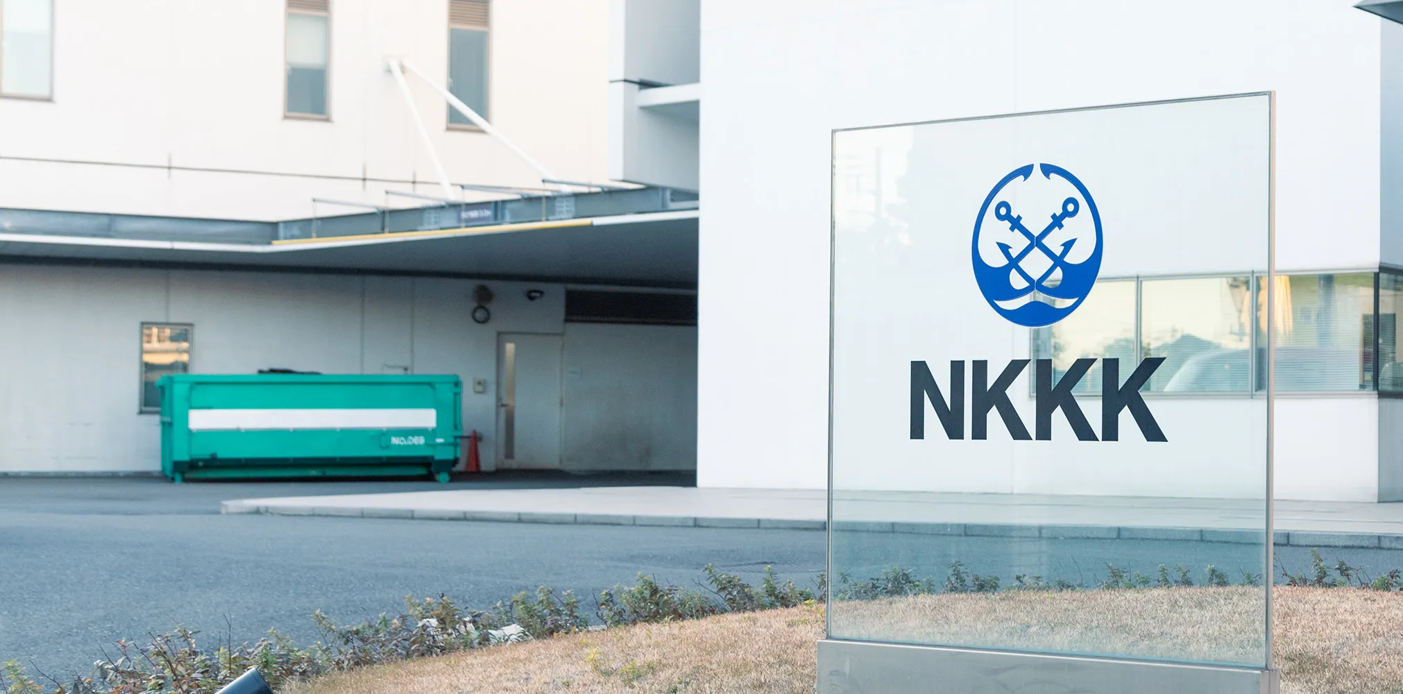 コンテナヤードとクレーンのある港の風景。