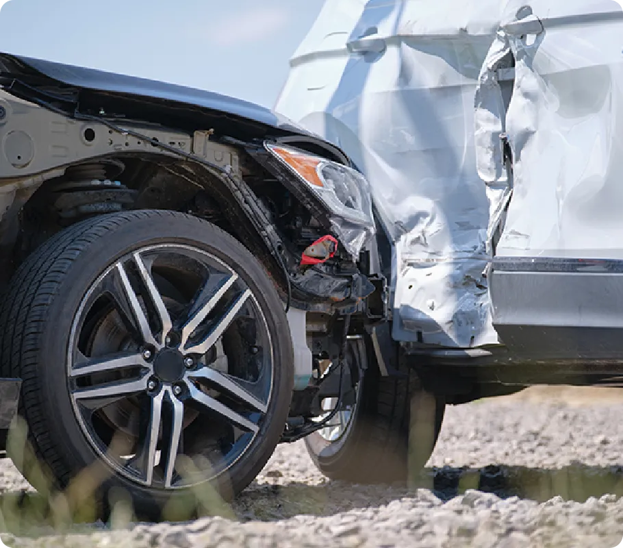 交通事故で損傷した2台の車。