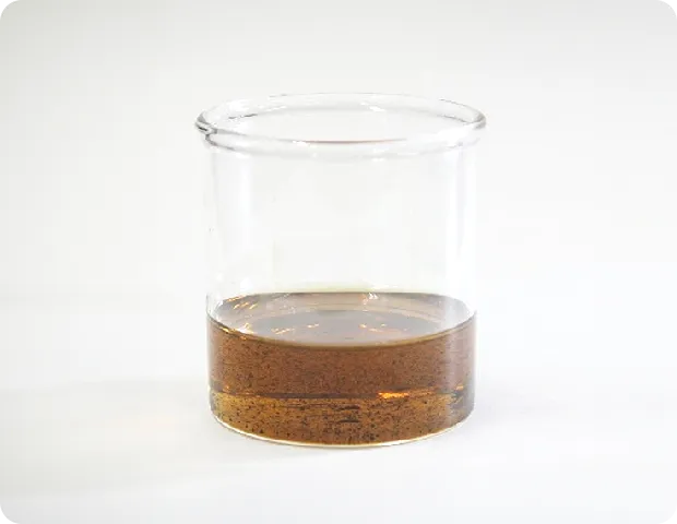 透明なグラスに入っている油。