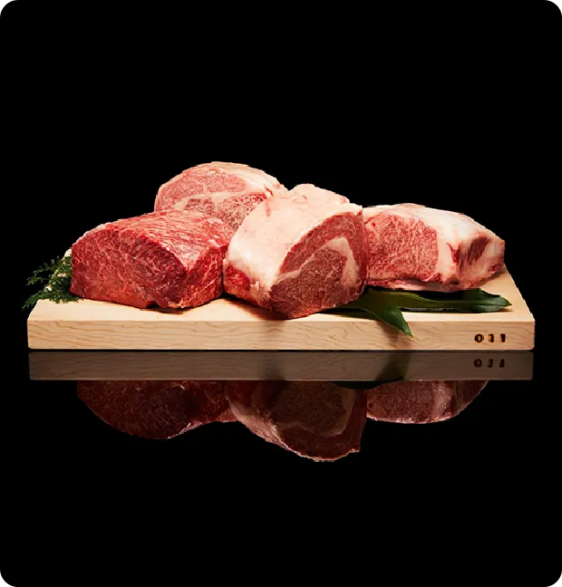 「木のまな板に乗った複数の牛肉の切り身」