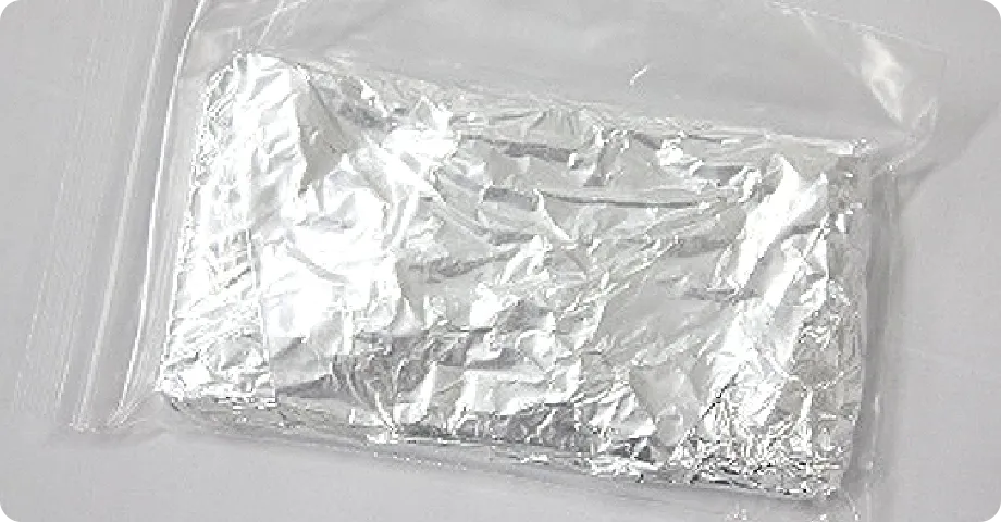 透明な袋に入ったアルミホイル。