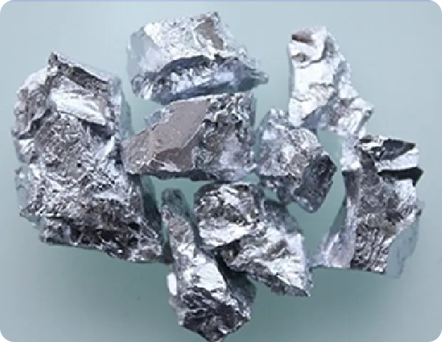 銀色の金属片のクローズアップ。