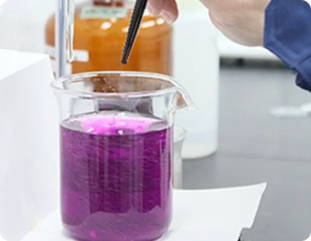 試薬を加える紫色の液体が入ったビーカー。