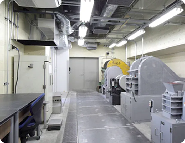 工業用機械が並んだ室内。