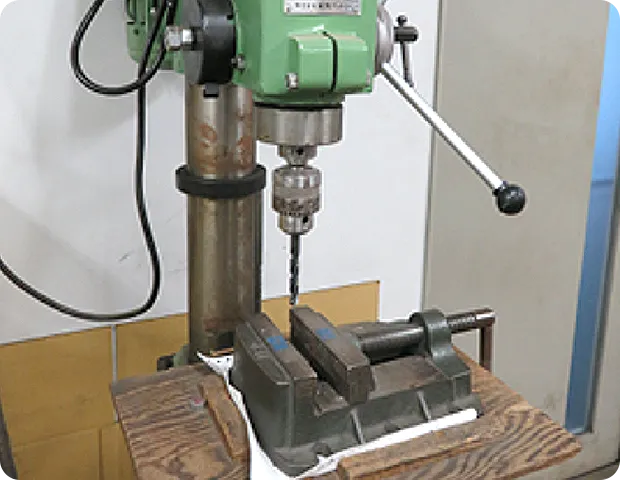 卓上ボール盤と万力