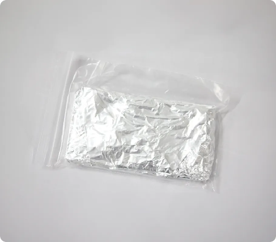 透明な袋に入ったアルミホイルのパック