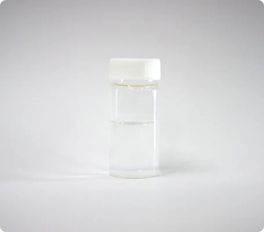 透明な液体が入った白いキャップの瓶。