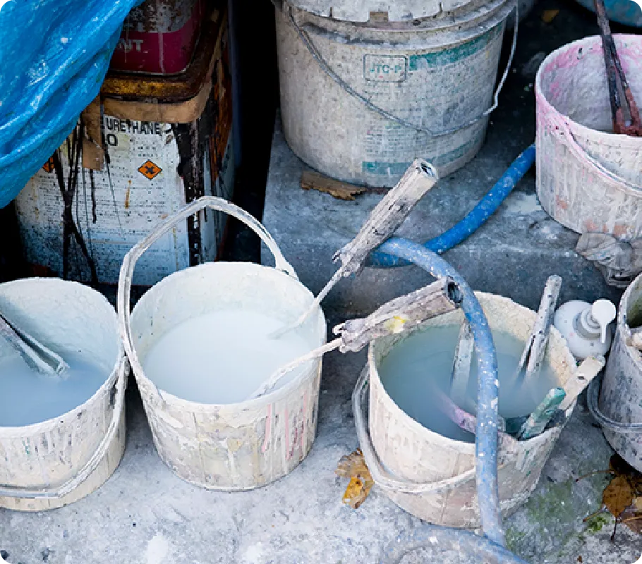 ペンキの入ったバケツと道具。