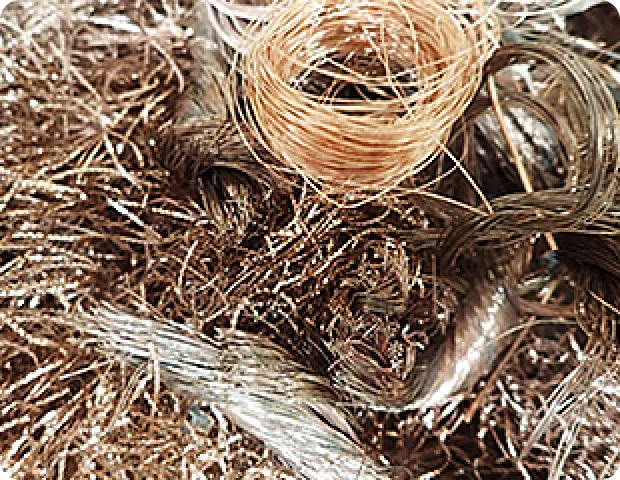 廃棄された金属線の束