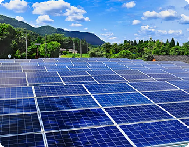 太陽光発電パネルと青空の風景。
