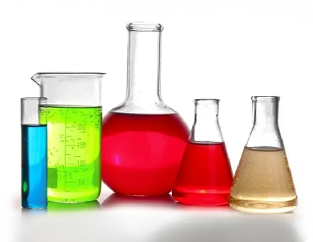 化学実験用のカラフルな液体が入ったフラスコとビーカー。