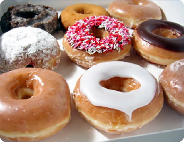 様々な種類のドーナツが並んでいる。