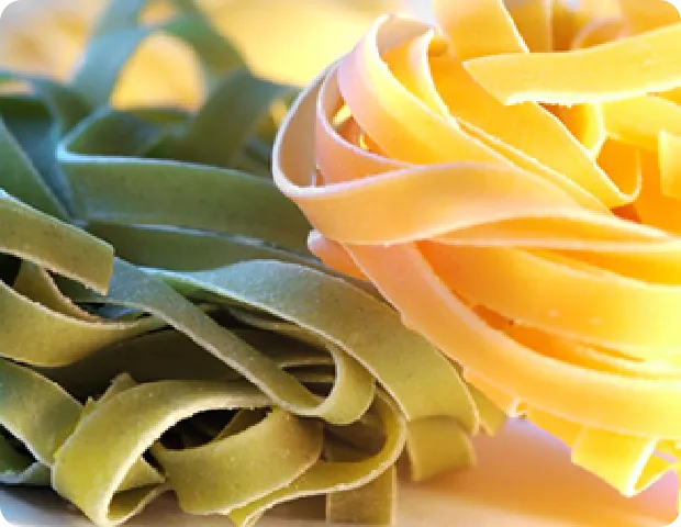 緑と黄色のフェットチーネが並んでいる。