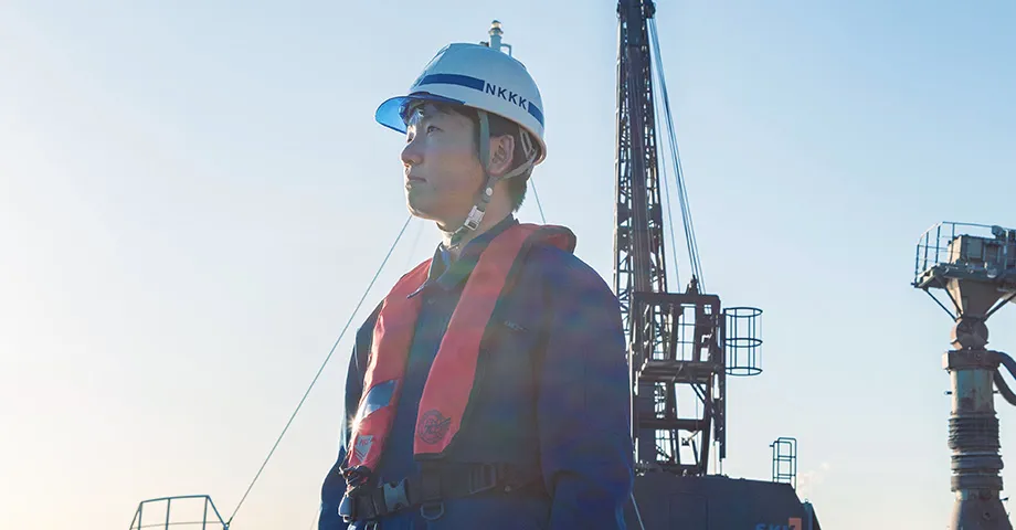 コンテナが山積みされた貨物船の様子。