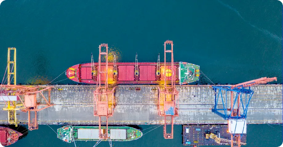 港で荷を積む貨物船の上空写真。