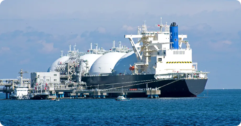 大型タンカーと海上の景色