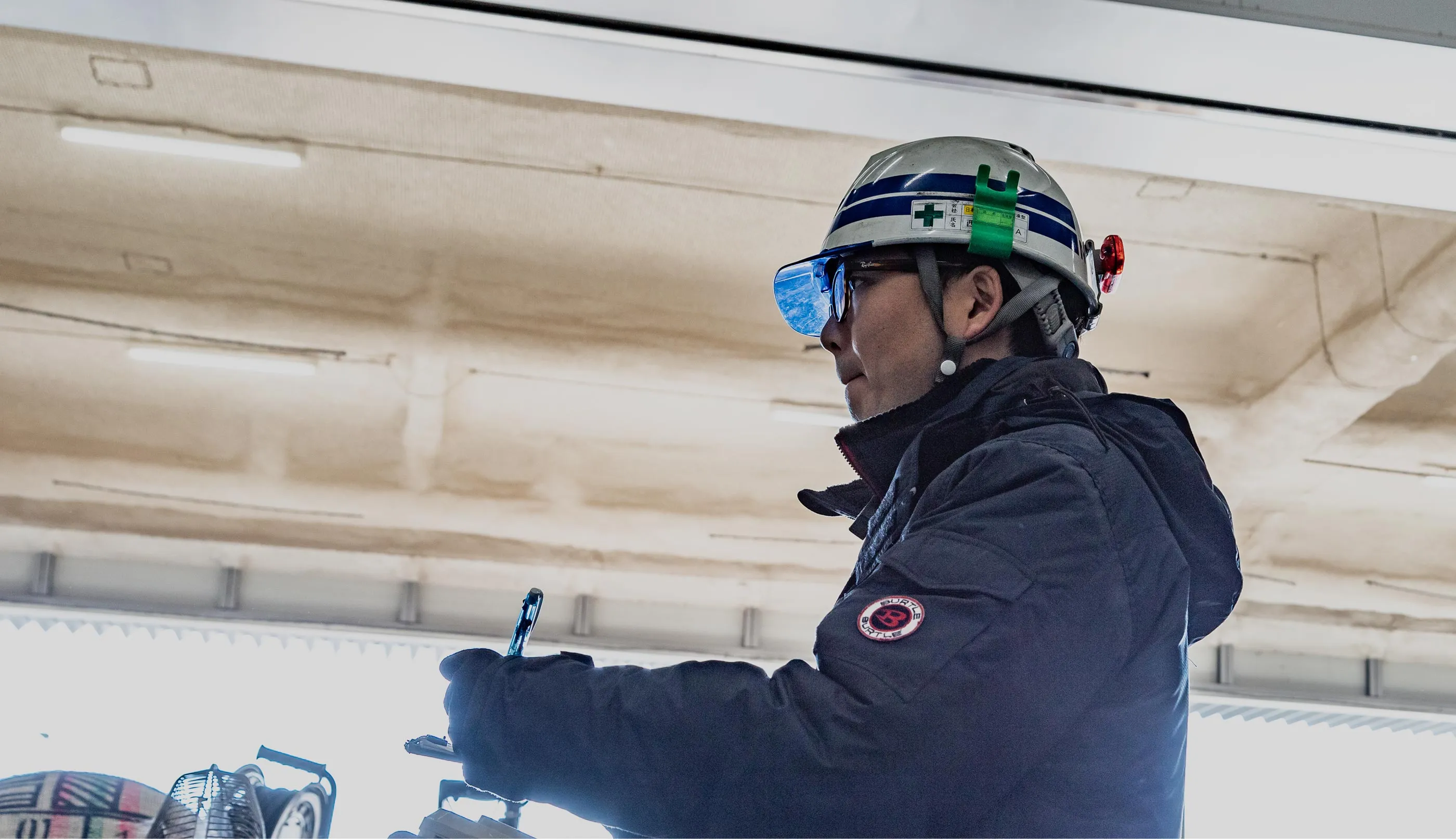 船の操舵を握っている様子