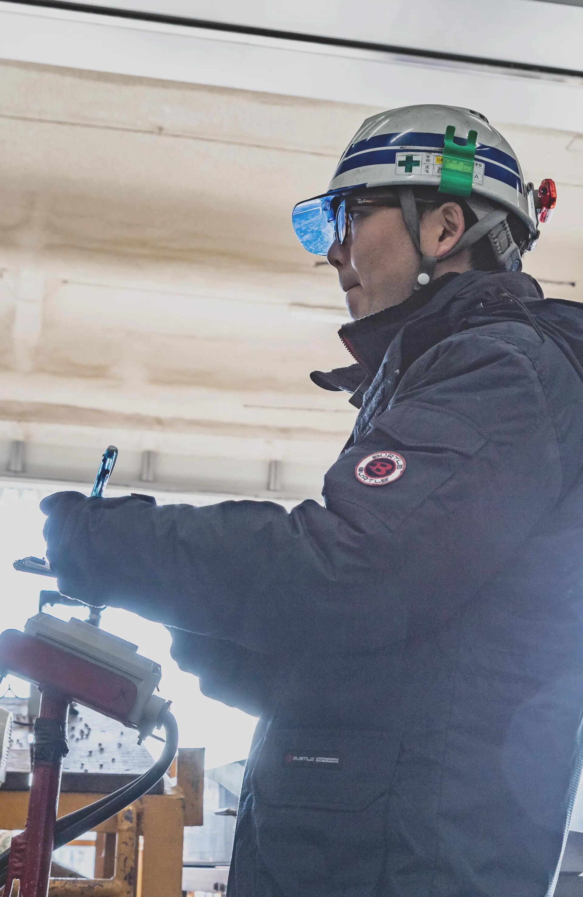 船の操舵を握っている様子