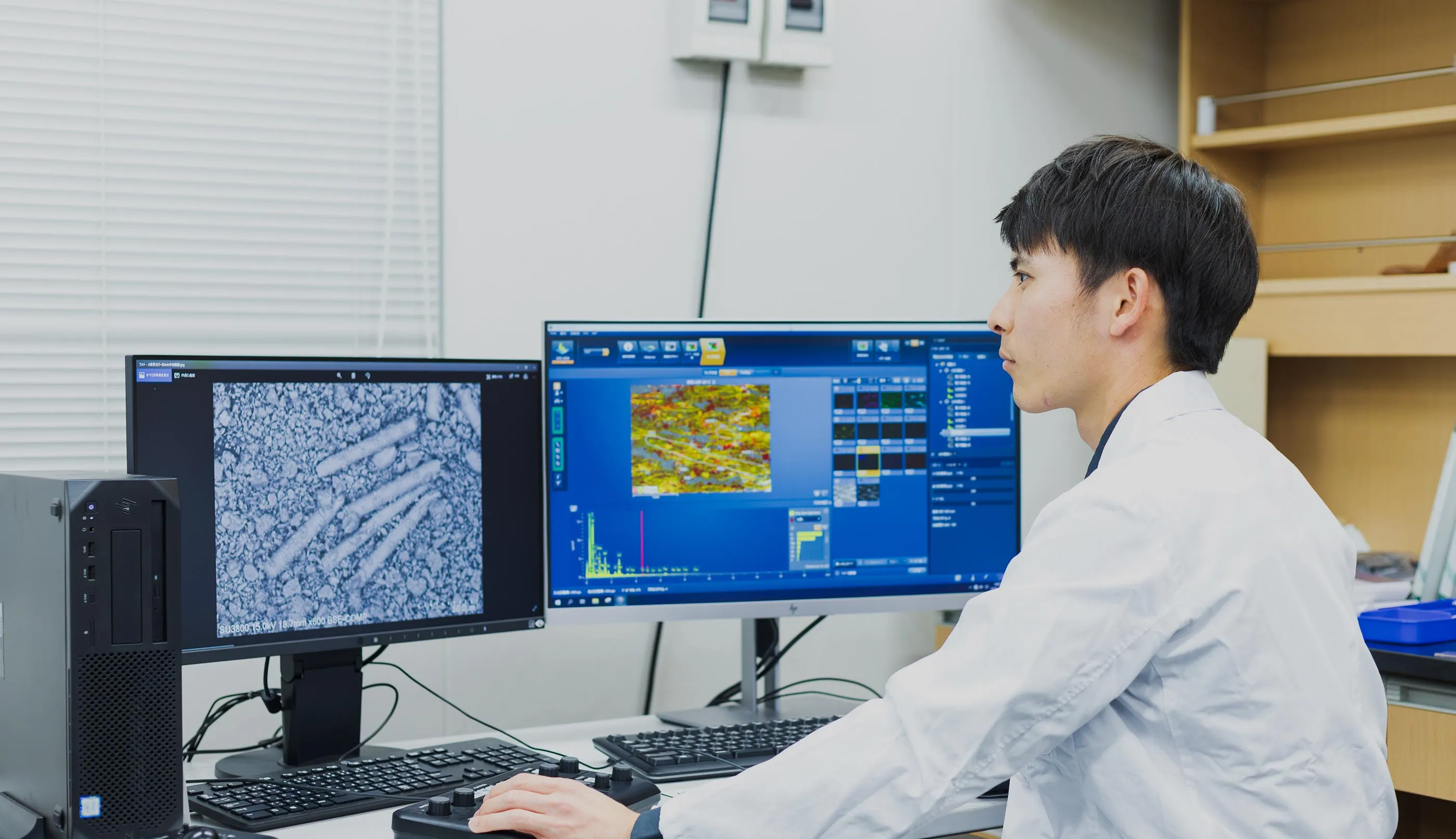 研究者がPCで微細なものを確認する様子