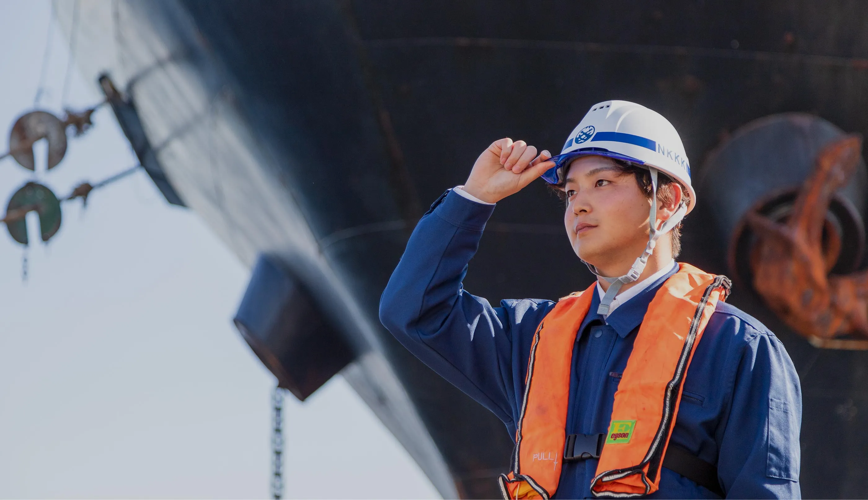 作業員が上を見ている様子