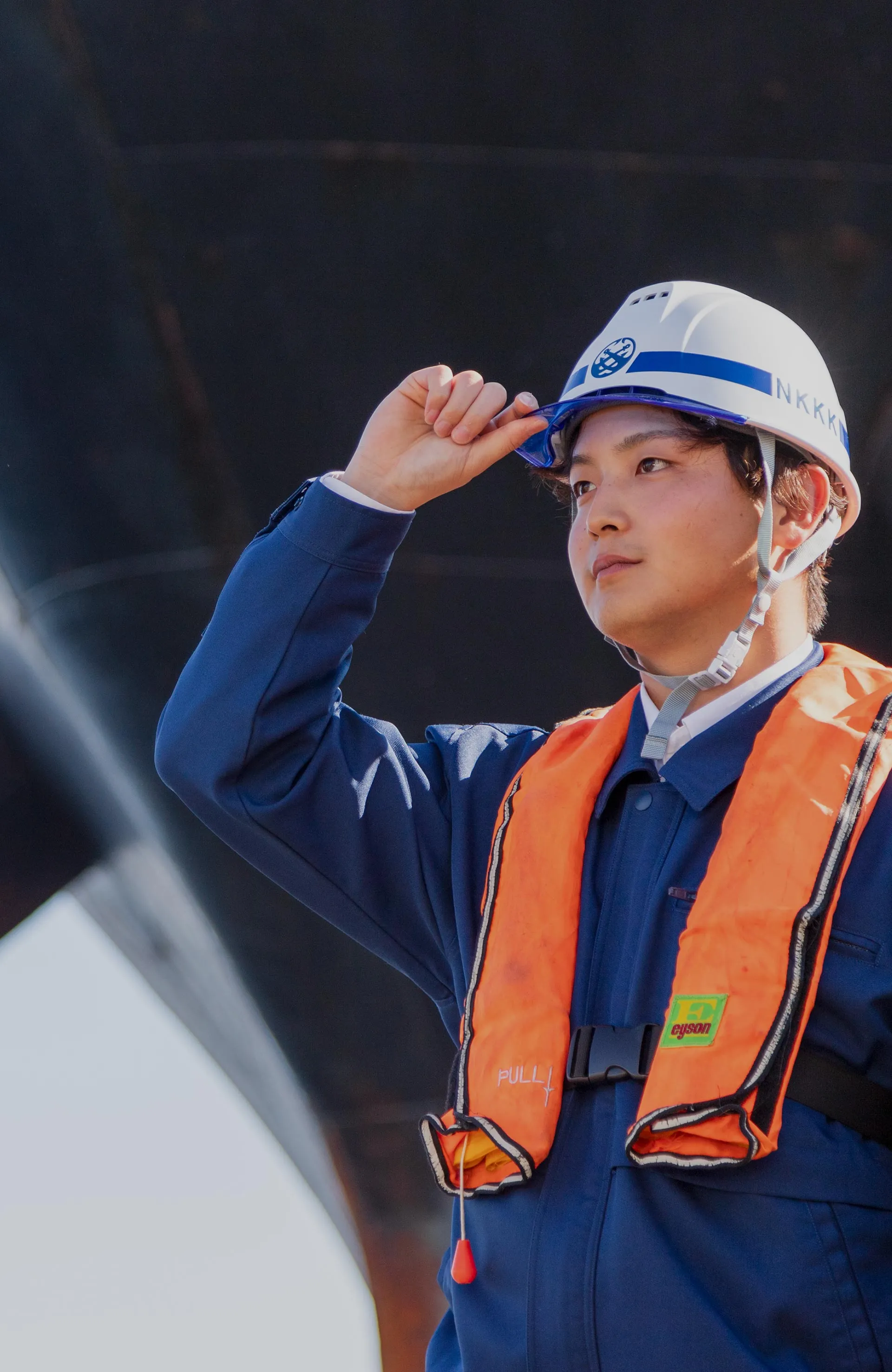 作業員が上を見ている様子